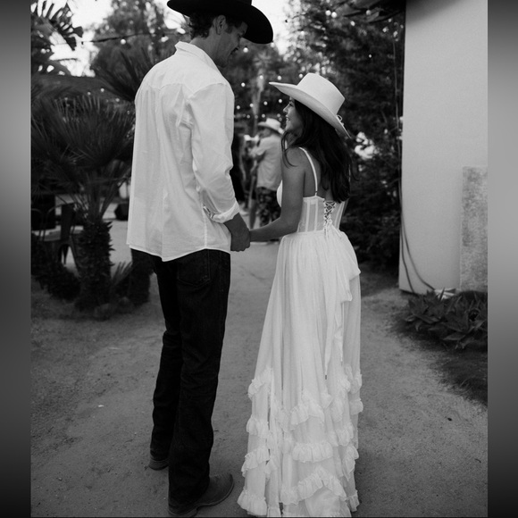 V. Chapman Carmen Gown In white. - Picture 6 of 8